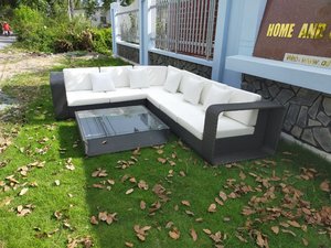 Ensemble de canapés en rotin contemporain pour l'extérieur avec coussins gris et table basse en verre pour usage en jardin - Product Image 4