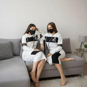 Conjunto de faldas personalizadas OEM a la moda para mujer, top corto con capucha y estampado de logotipo informal, conjunto de faldas con capucha para invierno - Product Image 2