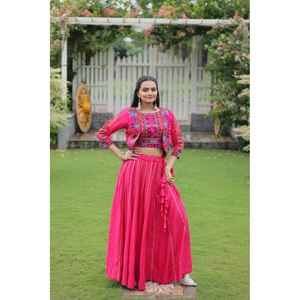 Navratri Special Lehenga Choli pour femme avec ensemble de travail brodé Gamthi - Product Image 3