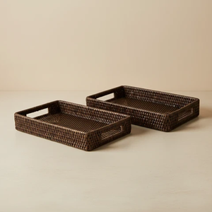 Plateau de service ovale en rotin tressé brun foncé avec poignées latérales surélevées, disponible à prix de gros. - Product Image 2