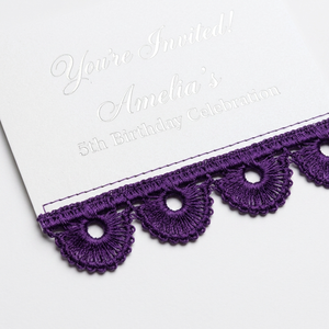 Encaje Guipur Floral Violeta de 10 mm, Ribete de Encaje GPO Personalizable, Suministro de Fábrica, Embalaje de 20 Metros para Lazos para el Cabello, Ropa Infantil, Envoltura de Regalos - Product Image 1