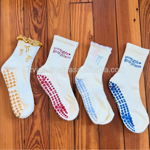 Calcetines de Pilates personalizados con textura de punto, antideslizantes, para estudio de Reformer, de algodón multicolor, con etiqueta de marca para mujer. - Product Image 6