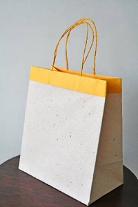 Sacs cadeaux en papier kraft texturé avec poignées torsadées pour la promotion, l'emballage des supermarchés et des épiceries, impression numérique personnalisée du logo - Product Image 2