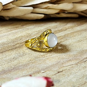 Nouvelle Collection : Bagues Bohèmes en Pierre de Lune, Laiton Tribal pour Femme, Plaqué Or 18 carats, Filigrane Spirale, Œil Argenté, Certifié par un tiers - Product Image 1