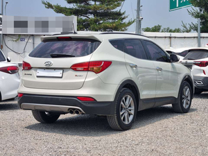 Santa Fe 2015 d'occasion, SUV diesel automatique 5 places 2 roues motrices, avec sièges à mémoire de forme LED et sièges lumineux - Product Image 2