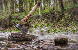 Hacha de Estilo Vikingo de Acero Inoxidable Personalizada, Hacha con Barba, Hacha Tomahawk de Madera de Palisandro, Funda de Cuero Premium - Product Image 4