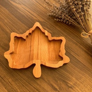 Assiette de service en bois faite à la main en forme de feuille avec motif de veines gravées pour la décoration de table de fête, design classique pour servir les aliments - Product Image 6