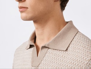 T-shirt d'été respirant à manches courtes pour homme, beige uni, avec logo frontal, en maille, séchage rapide, style décontracté chic, fabriqué au Bangladesh - Product Image 4