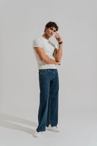 Jean baggy déchiré et vieilli en denim pour homme, style streetwear, avec effet délavé vintage et trous - Product Image 4