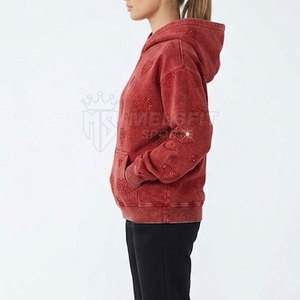 Sudadera con Capucha Premium para Mujer, Tejida, con Lavado Ácido y Pedrería, Diseño Elegante con Piedras en la Parte Delantera, Ajuste Cómodo, Estilo Urbano, Informal, para Uso Diario - Product Image 5