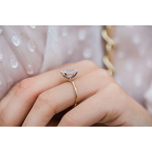 แหวนเพชรทรงเอเมอรัลด์สุดหรู พร้อมเพชรทรงบาแกตต์ด้านข้าง ตัวเรือนทอง 14K สไตล์คลาสสิก รับรองโดย IGI - Product Image 2