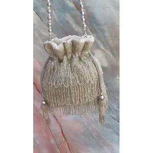 Bolso de mano de noche de diseño floral ecológico hecho a mano accesorio de fiesta India - Product Image 1