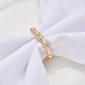 Les anneaux de serviette en métal s'assortissent parfaitement aux autres éléments de table métalliques tels que les couverts, les sous-plats ou les chandeliers. - Product Image 3