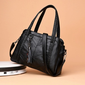 Sac fourre-tout matelassé personnalisé en cuir véritable pour femme avec fermeture éclair, sac à main de shopping et de beauté, et sac de transport imprimé - Product Image 4