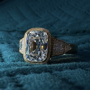 Anillo de Compromiso de Oro Amarillo de 18K con 5.74CT de Diamantes en Total, Anillo de Lujo con Diamante Cultivado en Laboratorio de Corte Cojín de 4.50CT - Product Image 5