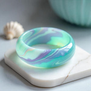 Bracelet en résine Aurora fait à la main pour femme avec des mélanges de couleurs envoûtantes idéales pour les tenues modernes et à la mode - Product Image 5