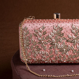 Bolso de Mano Clásico de Seda Suave Hecho a Mano con Diseño de Media Luna y Perlas para Fiestas y Eventos Casuales - Product Image 2