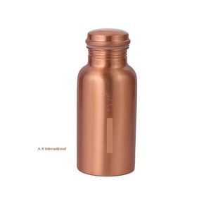 Bouteille d'eau moderne en cuivre R International, design unique, métal durable, écologique, anti-fuite, portable, compatible lave-vaisselle et micro-ondes - Product Image 1