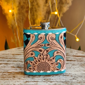 Venus Leathers Nouveauté 2026 En gros Gourde à liqueur portable 8oz en acier inoxydable enveloppée de cuir de vachette marron, cuir travaillé à la main - Product Image 1