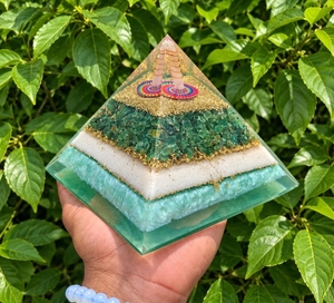 Pyramide en cristal d'orgone de jade vert, grande pierre décorative énergétique pour la prospérité, ornement d'autel Reiki, accent pour salle de méditation - Product Image 2