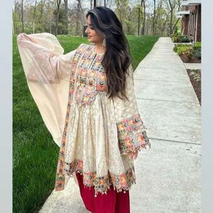 Vibrante vestido afgano Kuchi con corpiño de seda rosa y falda plisada color verde azulado con trabajo tradicional de espejos y motivos geométricos. - Product Image 1