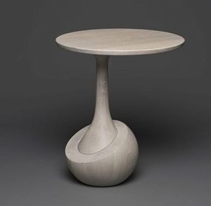 Table d'appoint artisanale en bois, finition artisanale par des artisans expérimentés, mettant en valeur la texture du bois et l'attrait d'un design authentique. - Product Image 5