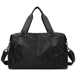 Bolsa de Viaje Deportiva Impermeable Color Borgoña con Camuflaje, Bolsa de Gimnasio de Gran Capacidad, Bolsa de Fin de Semana con Asa para Carro - Product Image 4