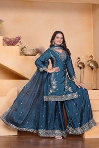 Ensemble trois pièces pour femme en soie Chinon avec motif à sequins, comprenant un Kameez court, un pantalon Plazo à jambes larges et un foulard long, entièrement cousu - Product Image 3