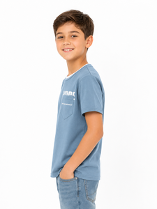 T-shirt décontracté en coton à manches courtes pour garçons, bleu, avec poche et motif imprimé, confortable et doux pour le quotidien - Product Image 2
