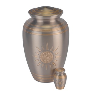 Urne funéraire créative en laiton massif pour cendres humaines adultes, design classique gravé, finition dorée, avec couvercle. - Product Image 5