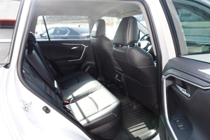 Toyota RAV4 2.5 Híbrido Lounge 4WD con 5 Años de Garantía, SUV Eficiente en Consumo de Combustible, Listo para Exportación - Product Image 2