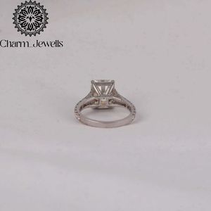 Bague de fiançailles pour femme en moissanite taille coussin, plaqué or 18 carats, sertie à griffes, style géométrique classique - Product Image 2