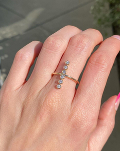 Bague de fiançailles en or jaune 10K massif avec six diamants CZ blancs taille ronde sertis clos, bague à 6 pierres en CZ, bague de mariage en moissanite - Product Image 1