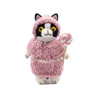Poupée de chat en laine tricotée traditionnelle, faite à la main, écologique, avec pull rose à capuche, décoration murale de Noël en forme de sucette et d'animal de dessin animé - Product Image 2