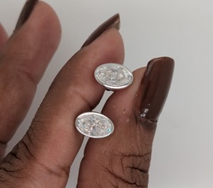 Boucles d'oreilles clous Lurba Jewels en or blanc 14 carats massif, serties de moissanite ovale 2 carats, style vintage chrétien, pour fiançailles, fêtes et mariages - Product Image 4