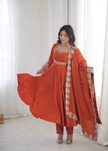 Ensemble trois pièces Anarkali de créateur, élégant, en soie romaine brodée de sequins, réversible, infroissable, séchage rapide, longueur ras du sol - Product Image 2
