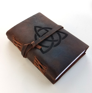 Diario de Cuero con Nudo Celta de la Trinidad, Personalización Gratuita, Diario de Cuero de Búfalo en Blanco de 5" x 7" con Opción de Páginas Rayadas o Sin Rayas - Product Image 1