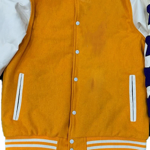 Chaqueta Universitaria Dorada Omega - Chaqueta Bomber de Alta Calidad en Felpa y Cuero - Estilo Urbano, Vida Griega y Chaqueta Universitaria - Product Image 5