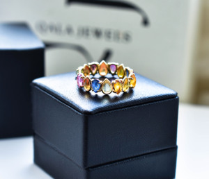 Hermoso Anillo de Eternidad con Corona Chroma en Oro de 14K y Zafiros Naturales Multicolor en Corte Pera - Product Image 3