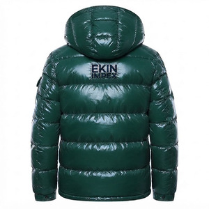 รับผลิตเสื้อแจ็คเก็ตพัฟเฟอร์ผู้ชายสีเขียวเข้มเงาสำหรับฤดูหนาวแบบ OEM ODM  กันน้ำ มีฮู้ด บุด้วยขนเป็ด  ขายส่งจำนวนมาก - Product Image 2