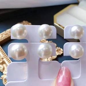 Boucles d'oreilles Edison en grandes perles d'eau douce blanches 10-11 mm naturelles avec de légères imperfections, presque parfaites - Product Image 4