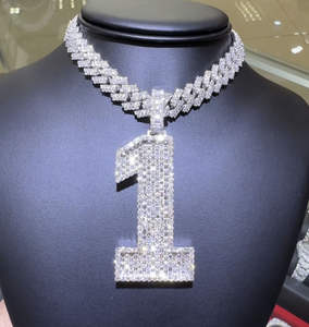 Colgante Cristiano Personalizado Número 1 con Diamante de Laboratorio y Certificado, Plata de Ley 925 para Hombres y Mujeres, Ideal para Compromiso y Boda - Product Image 1