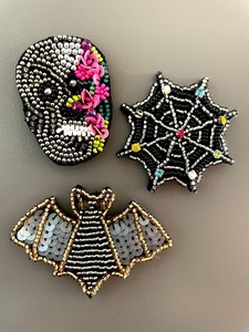 Breloque et porte-clés vintage brodés à la main avec perles de rocaille, design de bijoux élégant et fantaisie par glowin fashion - Product Image 2