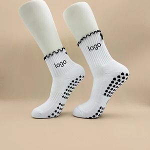 Chaussettes de Pilates personnalisées avec logo pour femmes, antidérapantes, à semelle intégrale avec points de grip, en coton, pour studio de yoga, avec sangles en ruban noir - Product Image 3