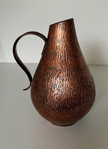 Pichet en métal vintage avec design à texture bois, carafe en fer durable pour usage décoratif - Product Image 3