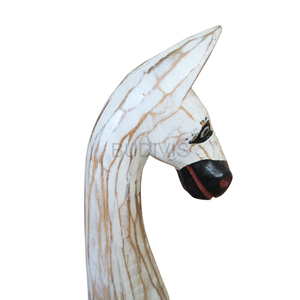 Sculpture d'animal en bois sculpté à la main, cheval blanc rustique en noix de coco à long cou, décoration d'intérieur - Product Image 4