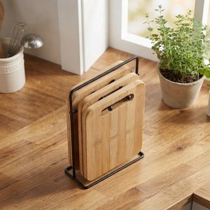 Ensemble de planches à découper en bois, 3 tailles différentes, soigneusement disposées sur un support de rangement élégant en métal noir mat, pour couper les légumes. - Product Image 2