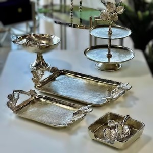 Bandeja de Servicio Redonda de Metal Plateado de Lujo, Bandeja Decorativa con Relieve para Bodas, Hoteles, Restaurantes y Decoración del Hogar - Product Image 1