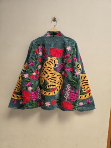 Veste Suzani en velours bleu sarcelle pour femme, broderie florale tigre faite à la main, style bohème ethnique, vêtement d'extérieur de créateur, exportateur en gros B2B - Product Image 2