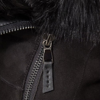 Veste en peau de mouton noire pour femme avec capuche à bordure en fourrure, fermeture éclair, coupe classique, manteau d'hiver à manches longues, vêtement extérieur en daim